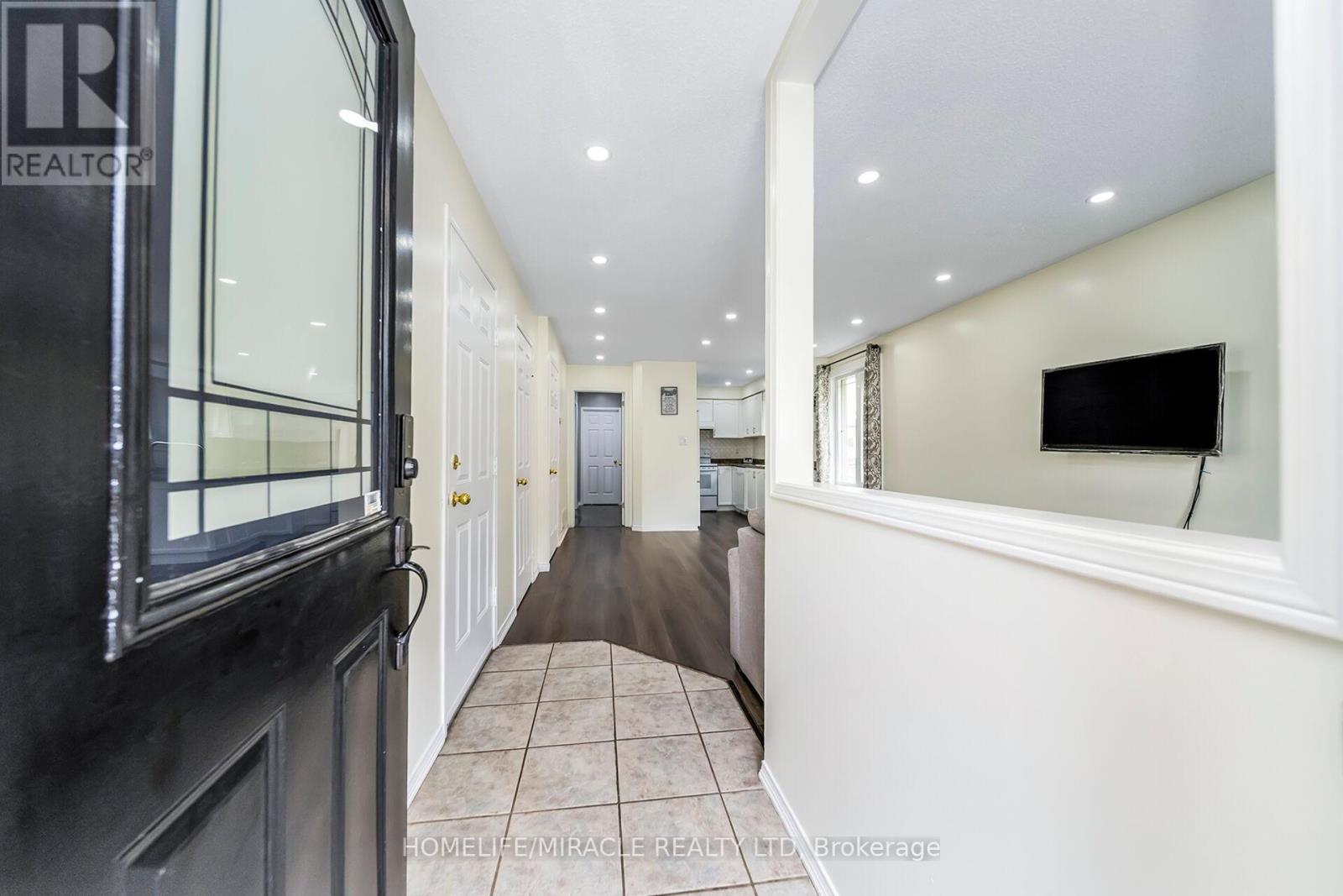 Photo 13 of 24 Chiccony Court, New Tecumseth ON