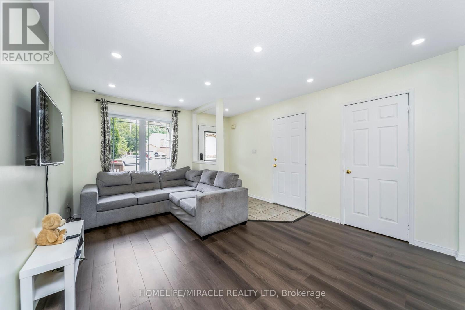 Photo 16 of 24 Chiccony Court, New Tecumseth ON