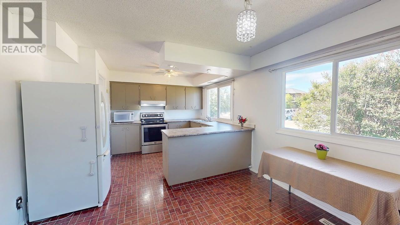 Photo 10 of 9311 98 A Avenue, Fort St John BC