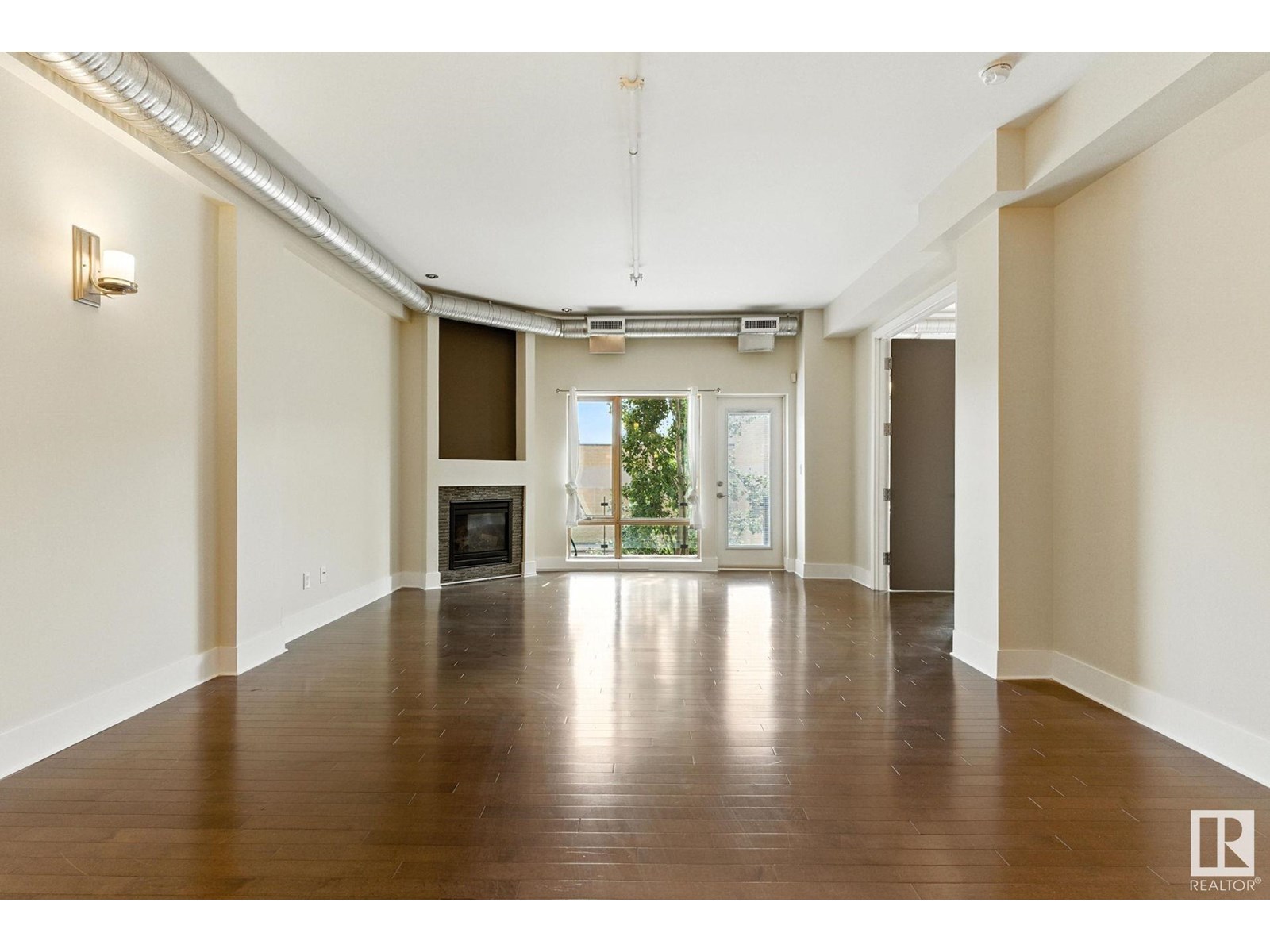 Photo 11 of 204 11633 105 Av Nw, Edmonton AB