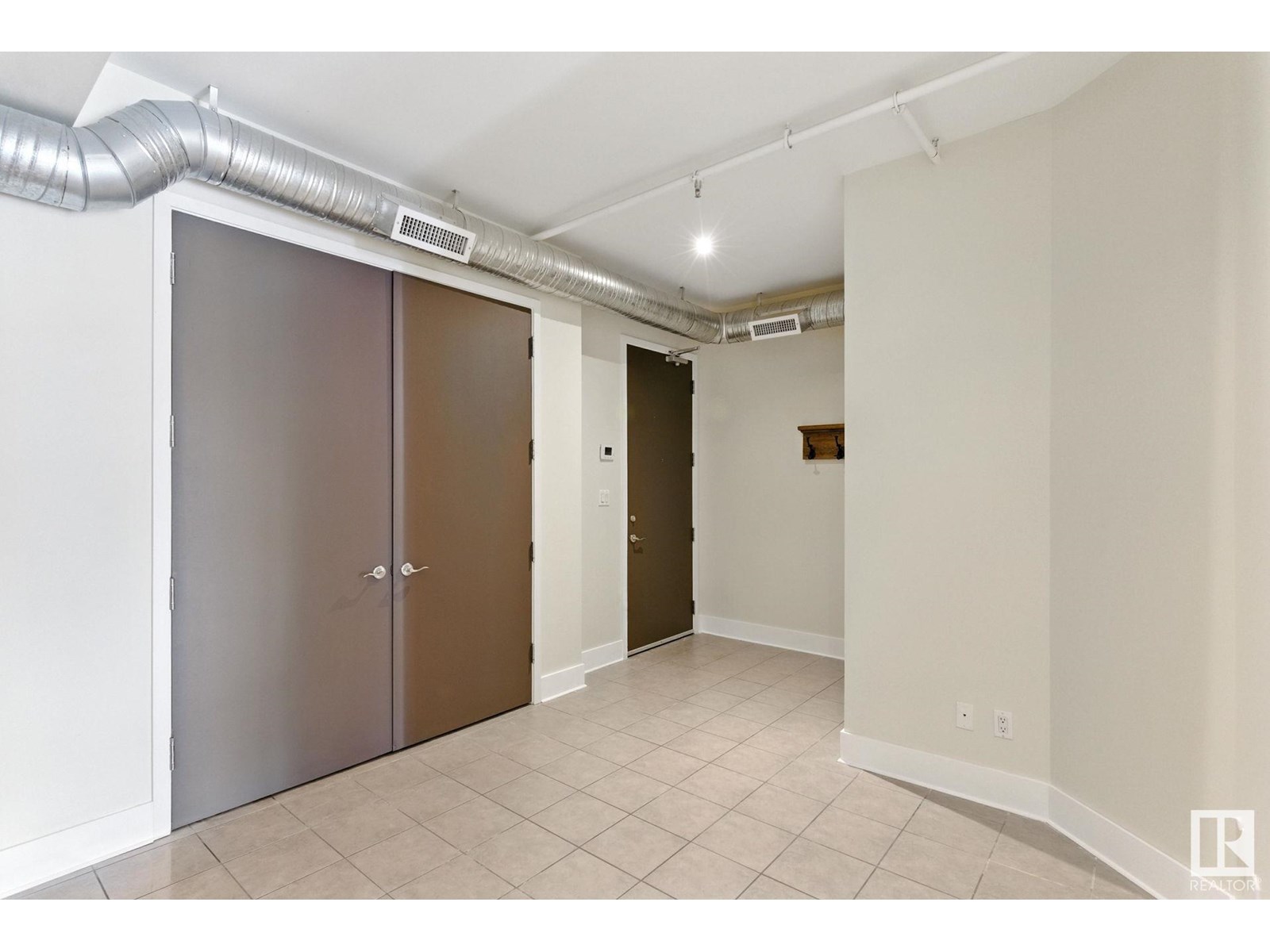 Photo 5 of 204 11633 105 Av Nw, Edmonton AB