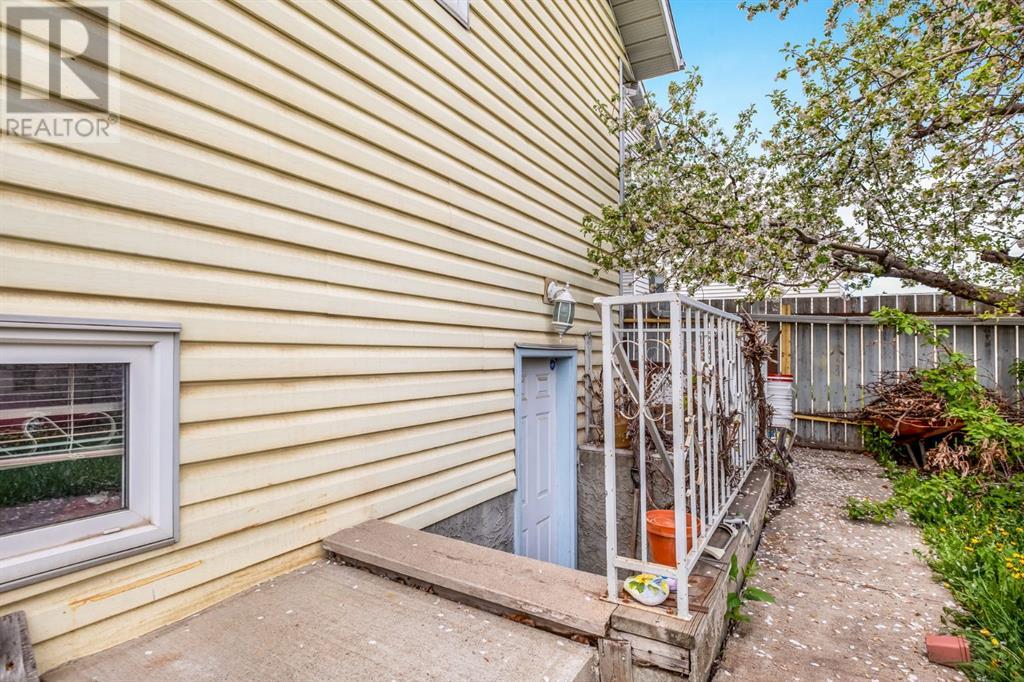 Single Family House Bi-level for Sale in  Erin Woods Drive SE Erin Woods Calgary 