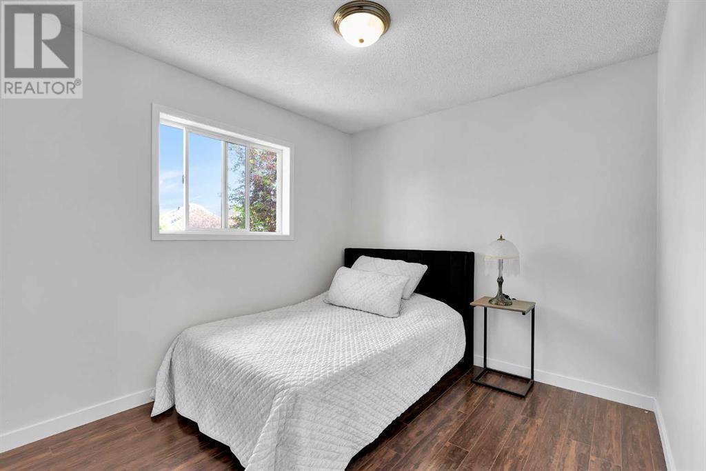 Single Family House 4 Level for Sale in  SOMERSIDE Grove SW Somerset Calgary 
