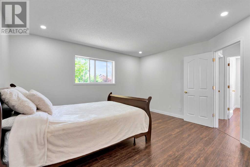 Single Family House 4 Level for Sale in  SOMERSIDE Grove SW Somerset Calgary 