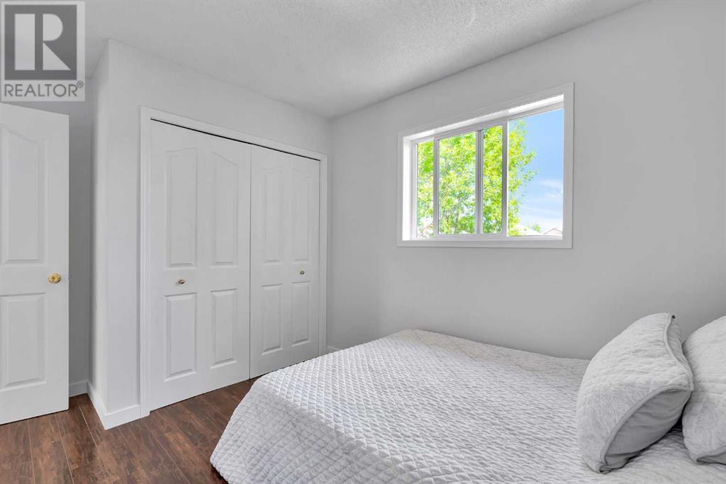 Single Family House 4 Level for Sale in  SOMERSIDE Grove SW Somerset Calgary 