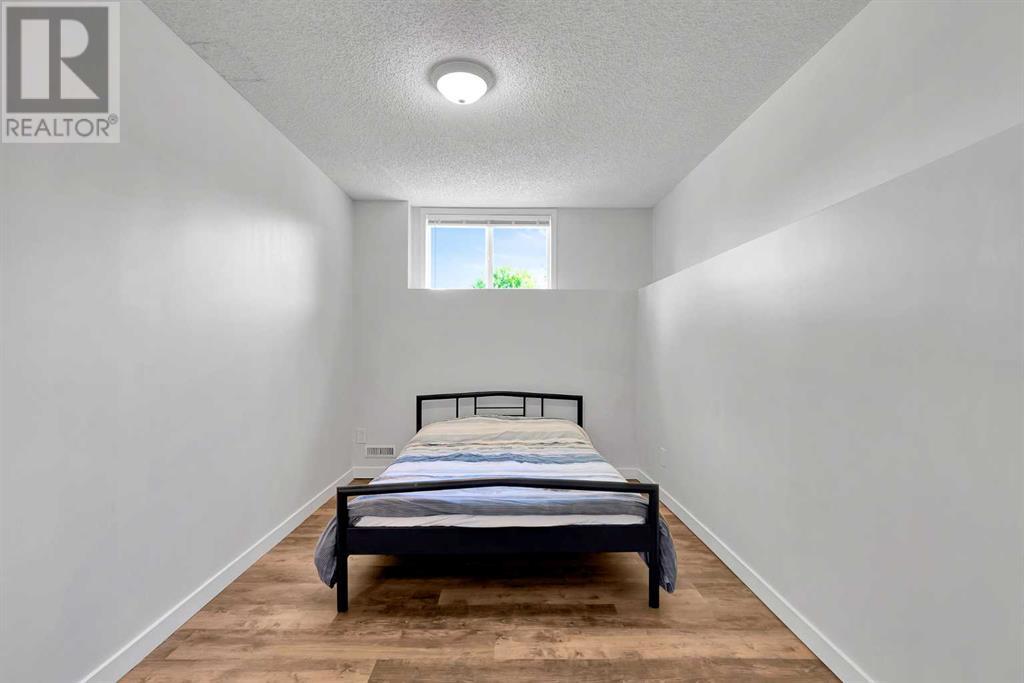 Single Family House 4 Level for Sale in  SOMERSIDE Grove SW Somerset Calgary 