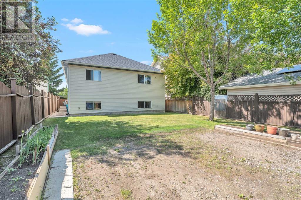 Single Family House 4 Level for Sale in  SOMERSIDE Grove SW Somerset Calgary 