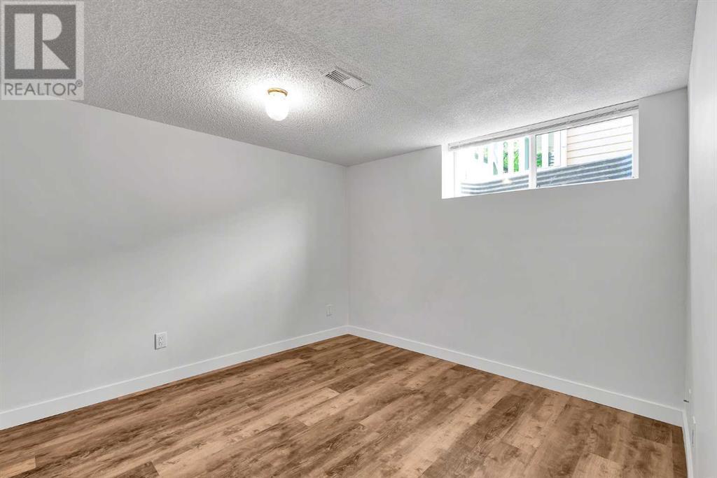 Single Family House 4 Level for Sale in  SOMERSIDE Grove SW Somerset Calgary 