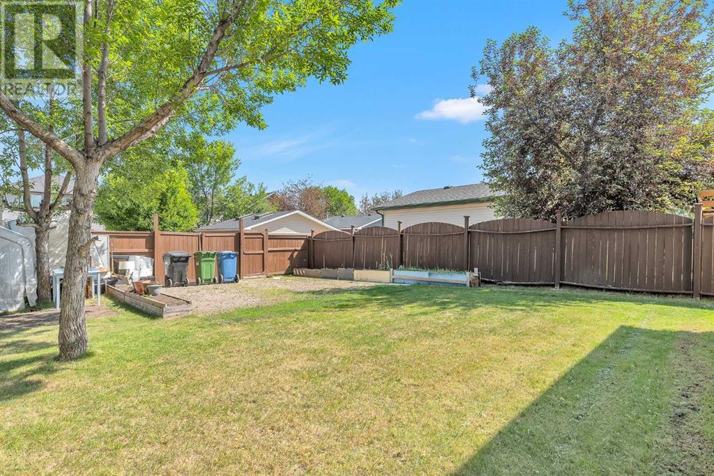 Single Family House 4 Level for Sale in  SOMERSIDE Grove SW Somerset Calgary 
