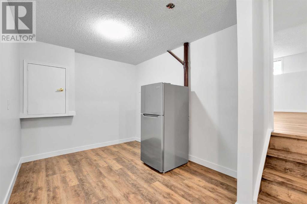 Single Family House 4 Level for Sale in  SOMERSIDE Grove SW Somerset Calgary 