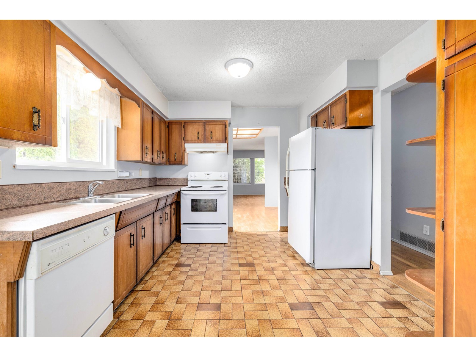 Photo 9 of 19997 50 Avenue, Langley BC