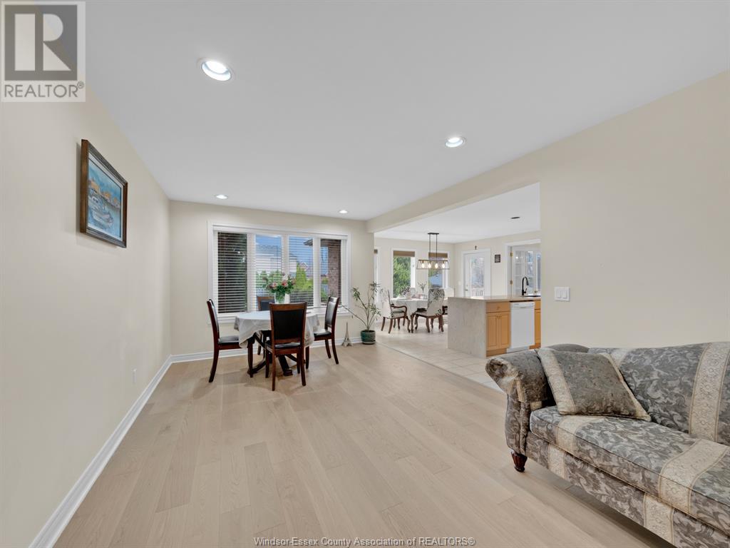 Photo 15 of 137 Seymour Crescent, Lakeshore ON