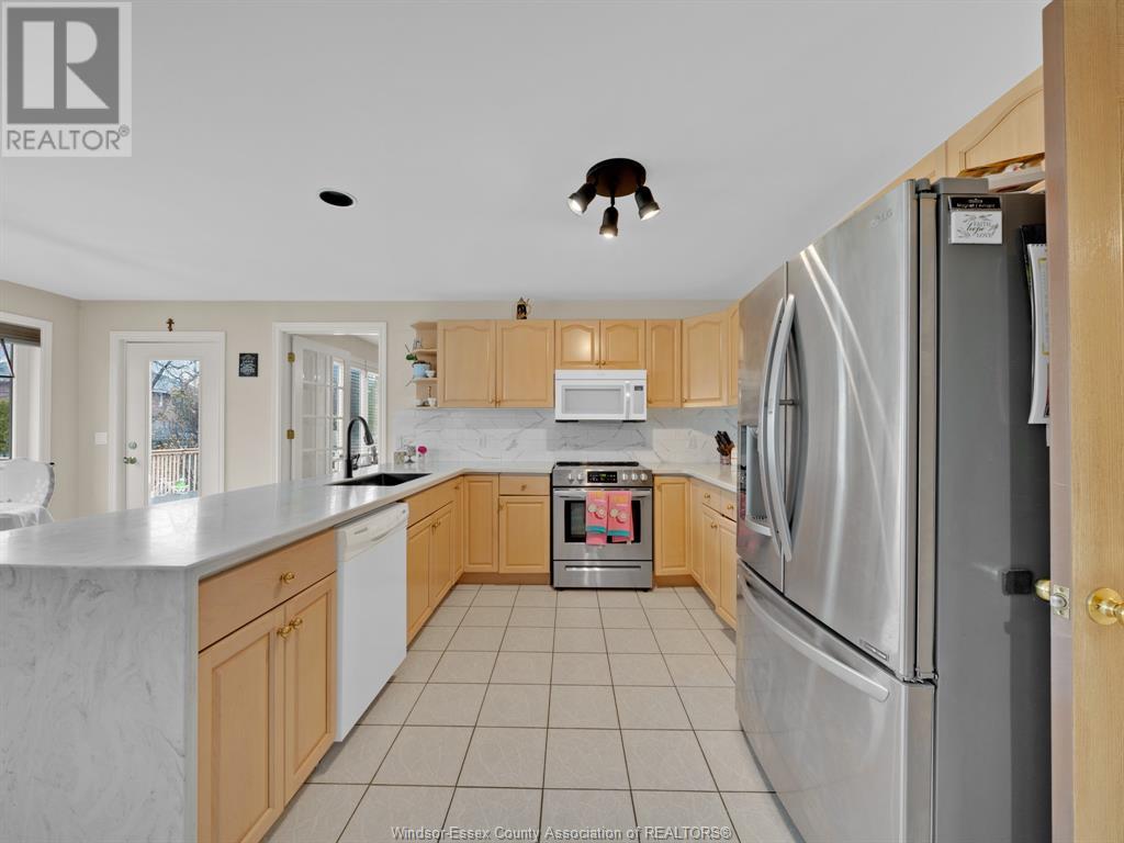 Photo 13 of 137 Seymour Crescent, Lakeshore ON