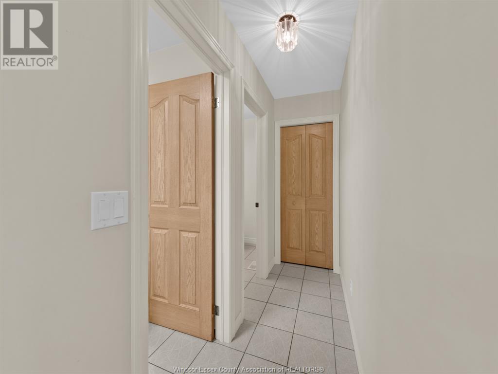 Photo 17 of 137 Seymour Crescent, Lakeshore ON