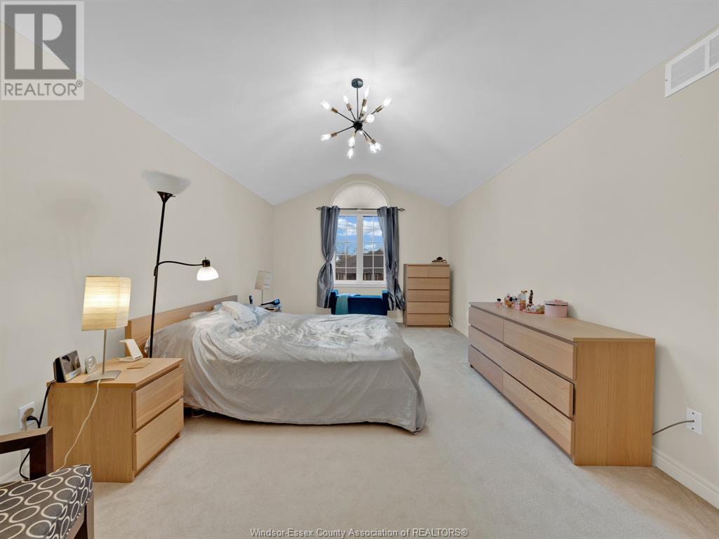 Photo 23 of 137 Seymour Crescent, Lakeshore ON