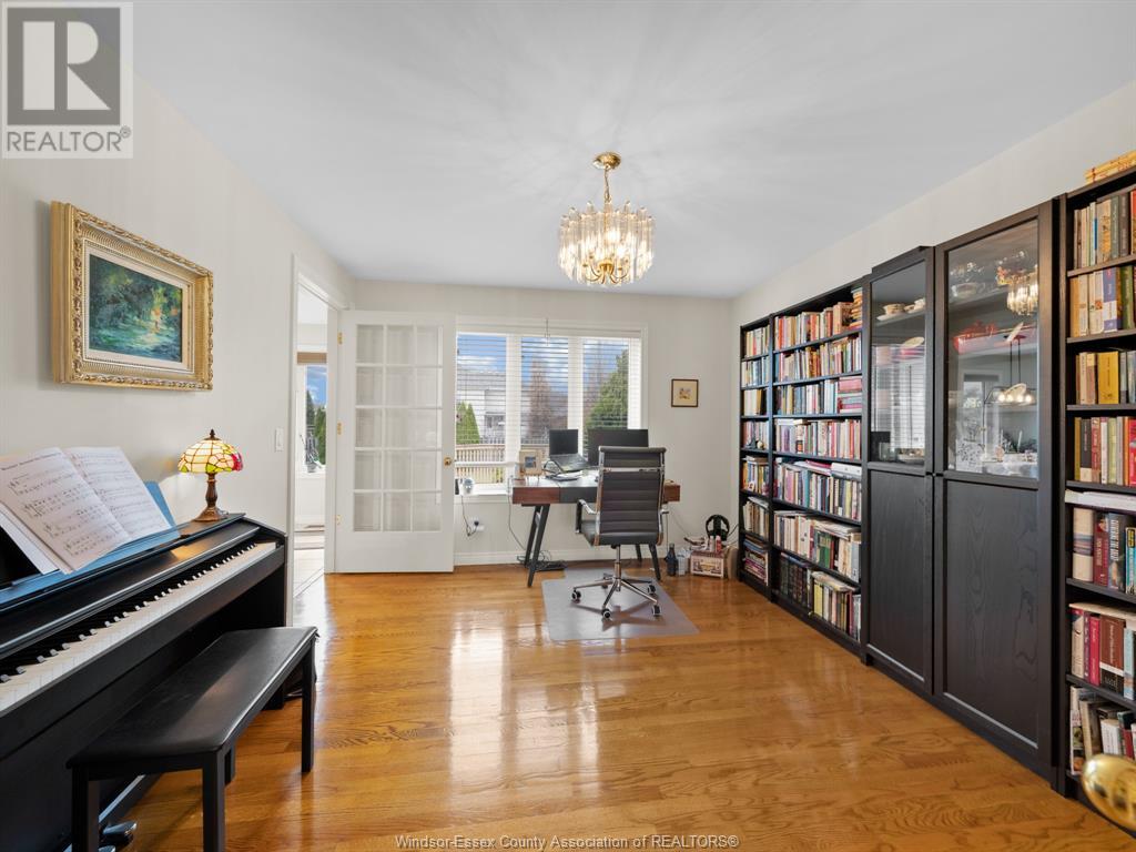 Photo 9 of 137 Seymour Crescent, Lakeshore ON