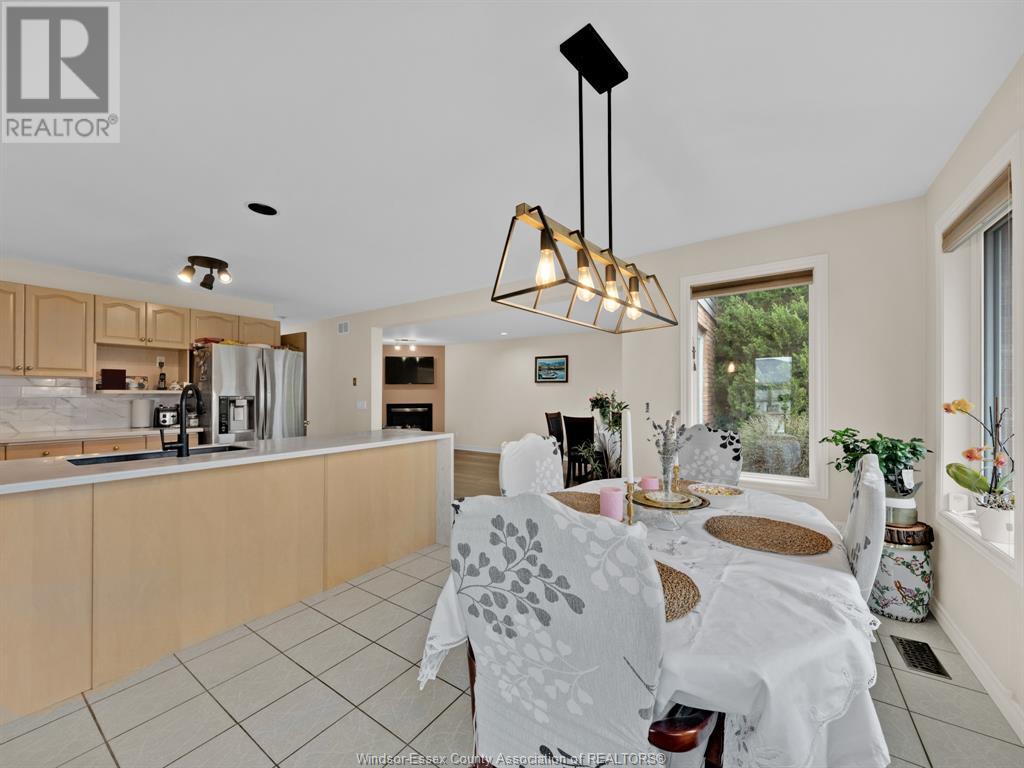 Photo 11 of 137 Seymour Crescent, Lakeshore ON