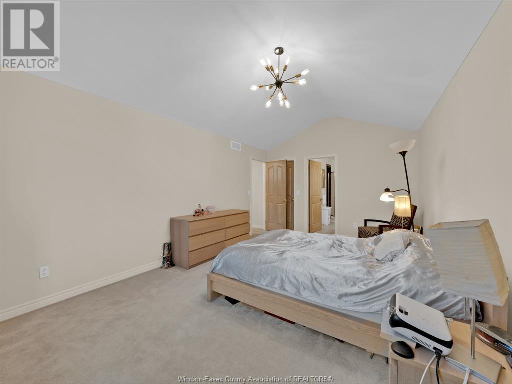 Photo 24 of 137 Seymour Crescent, Lakeshore ON