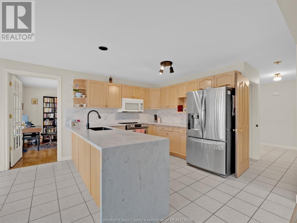 Photo 12 of 137 Seymour Crescent, Lakeshore ON