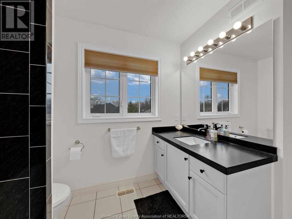 Photo 33 of 137 Seymour Crescent, Lakeshore ON