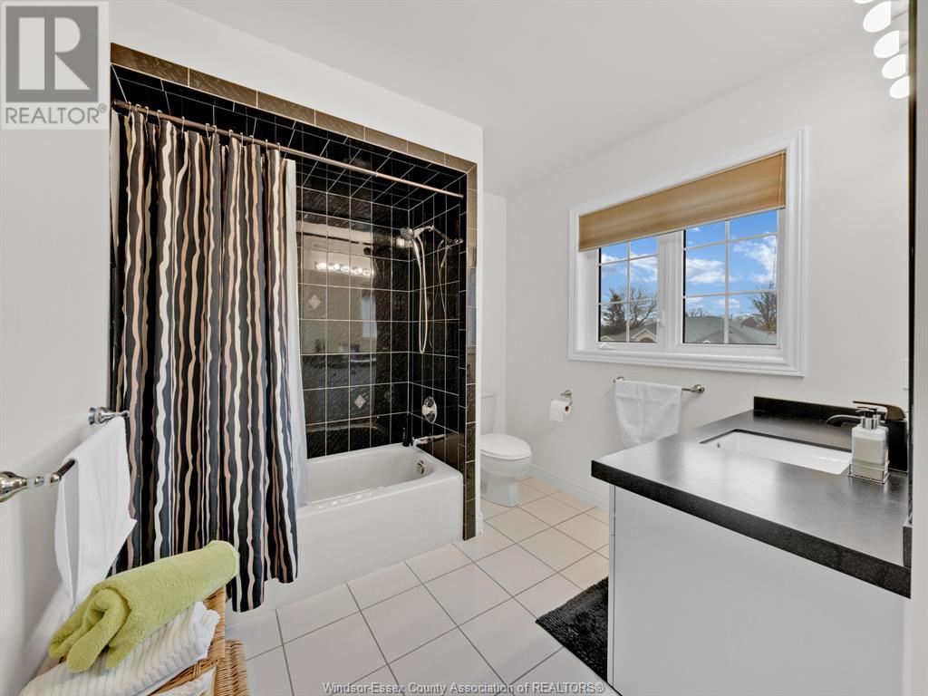 Photo 32 of 137 Seymour Crescent, Lakeshore ON