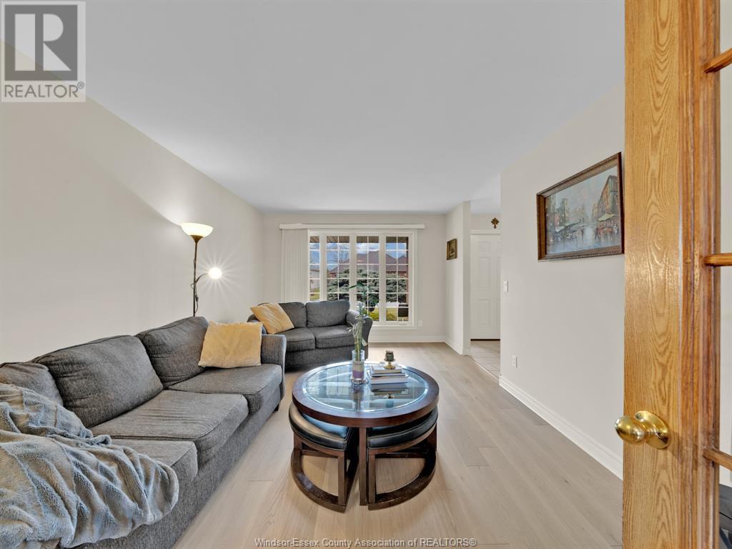 Photo 8 of 137 Seymour Crescent, Lakeshore ON