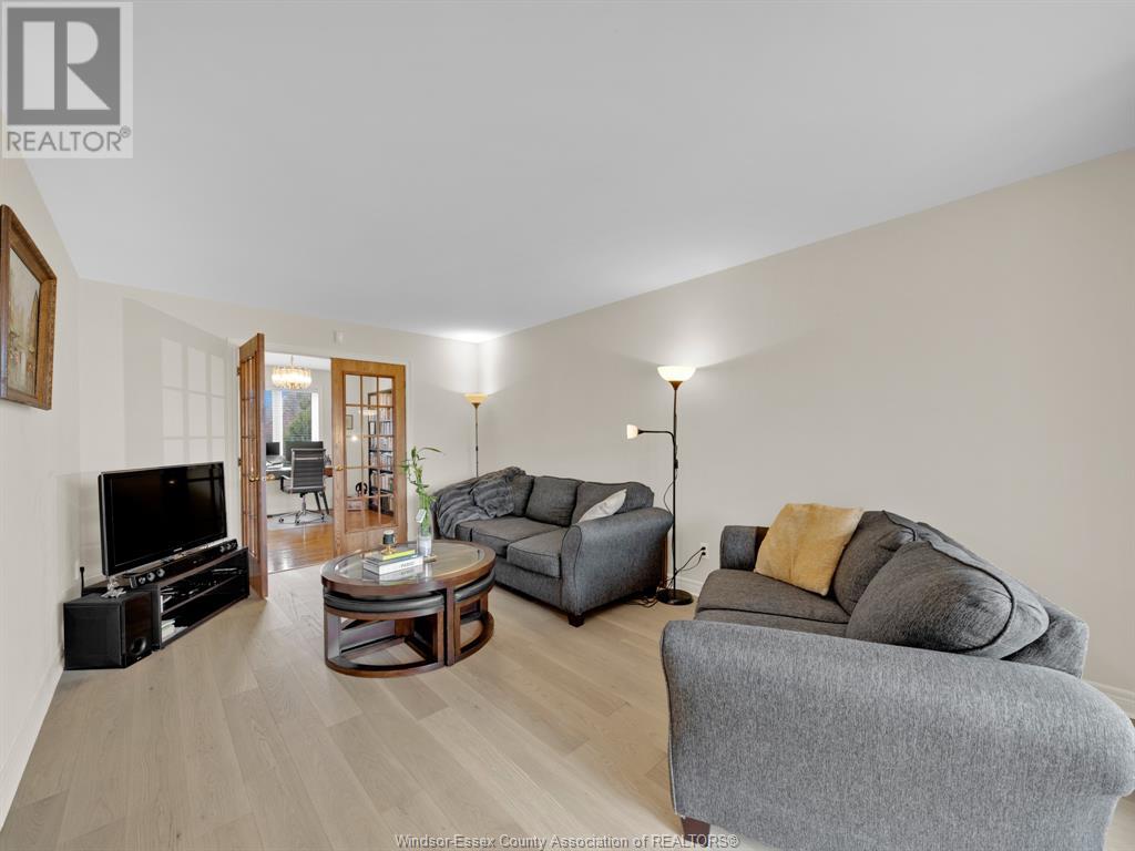 Photo 7 of 137 Seymour Crescent, Lakeshore ON