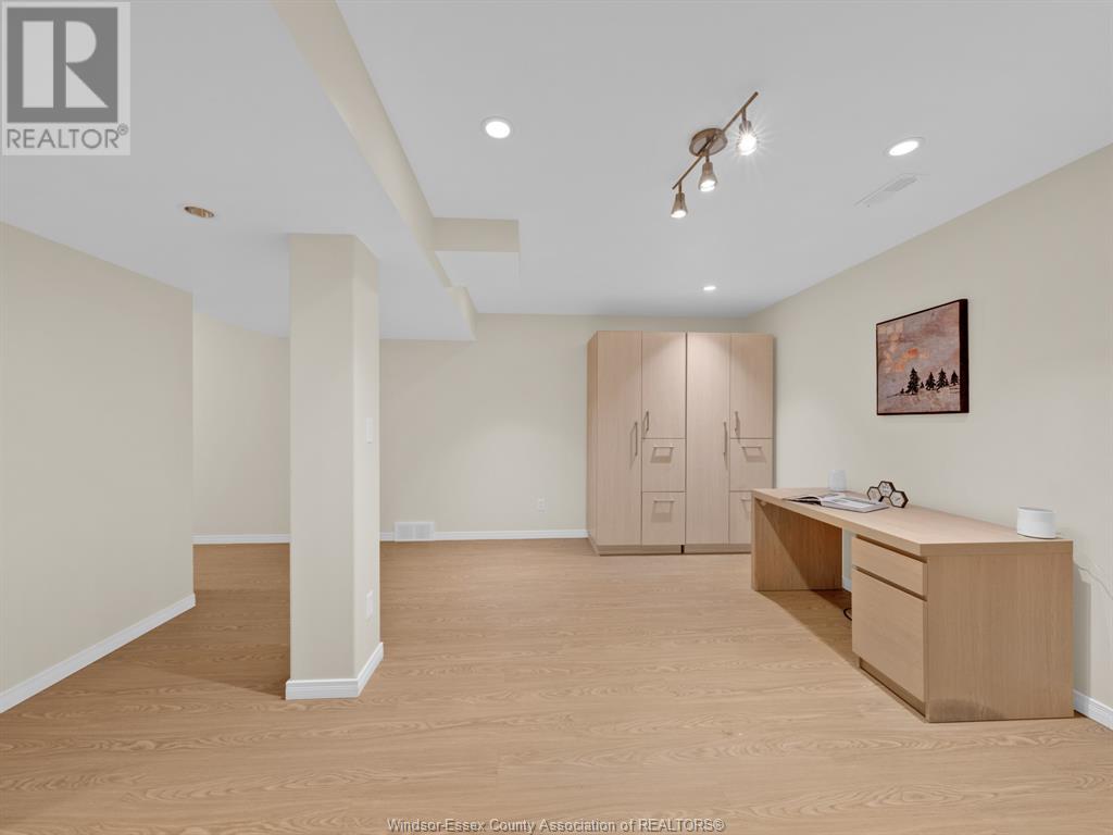 Photo 39 of 137 Seymour Crescent, Lakeshore ON