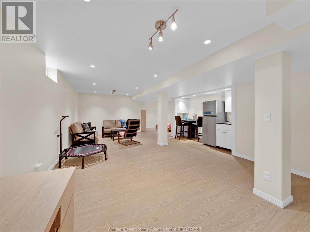 Photo 37 of 137 Seymour Crescent, Lakeshore ON