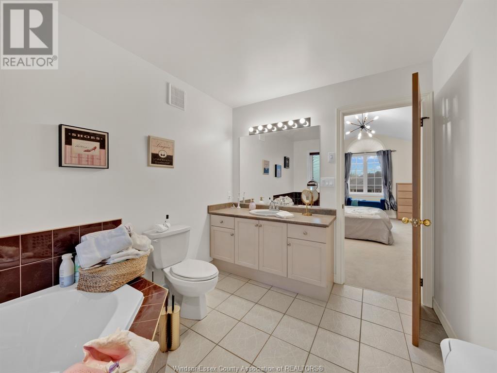 Photo 25 of 137 Seymour Crescent, Lakeshore ON