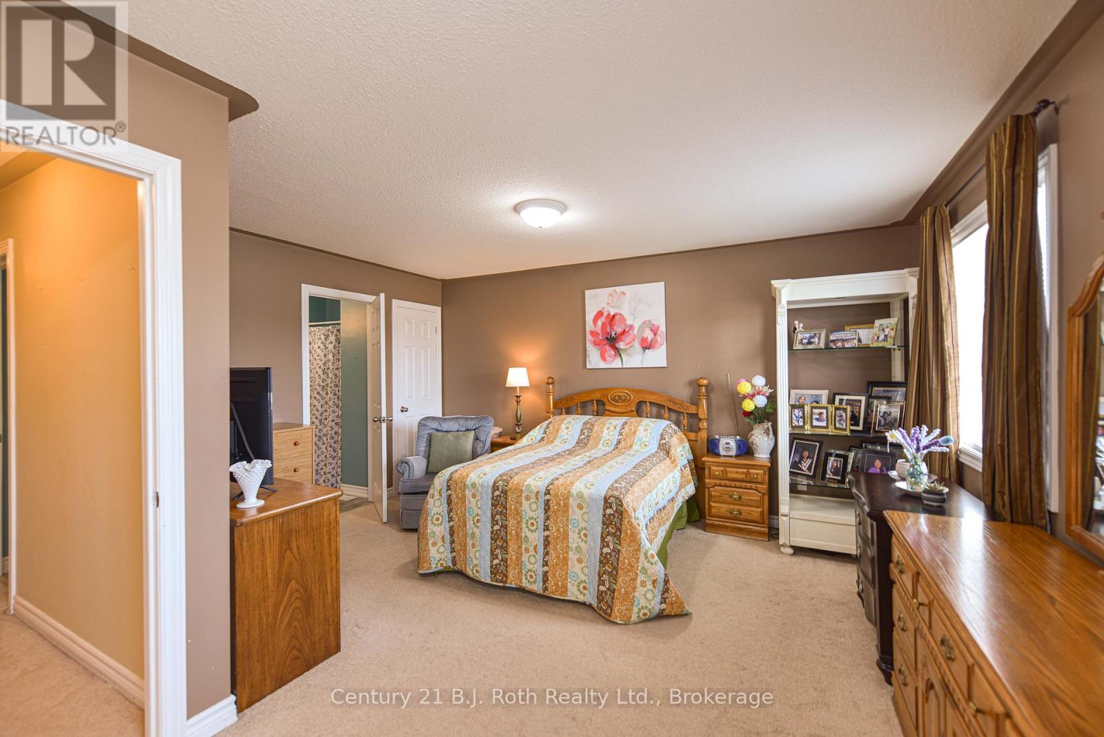 Photo 17 of 36 Michelle Drive, Orillia ON