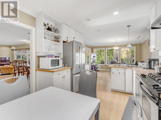 4025 SUNSET BOULEVARD, North Vancouver