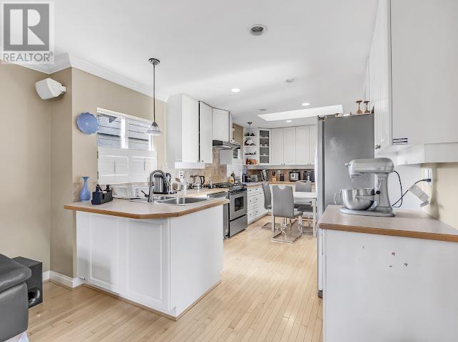 4025 SUNSET BOULEVARD, North Vancouver