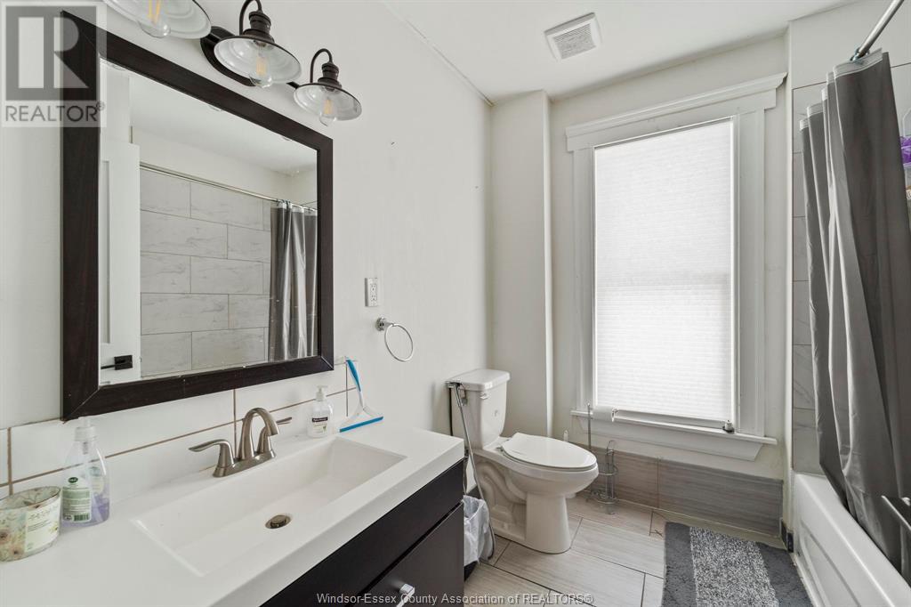 Photo 6 of 560 Chatham Street, Windsor ON