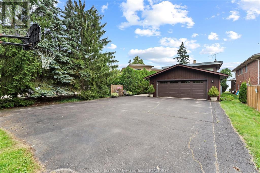 Photo 3 of 696 Old Tecumseh Road, Lakeshore ON