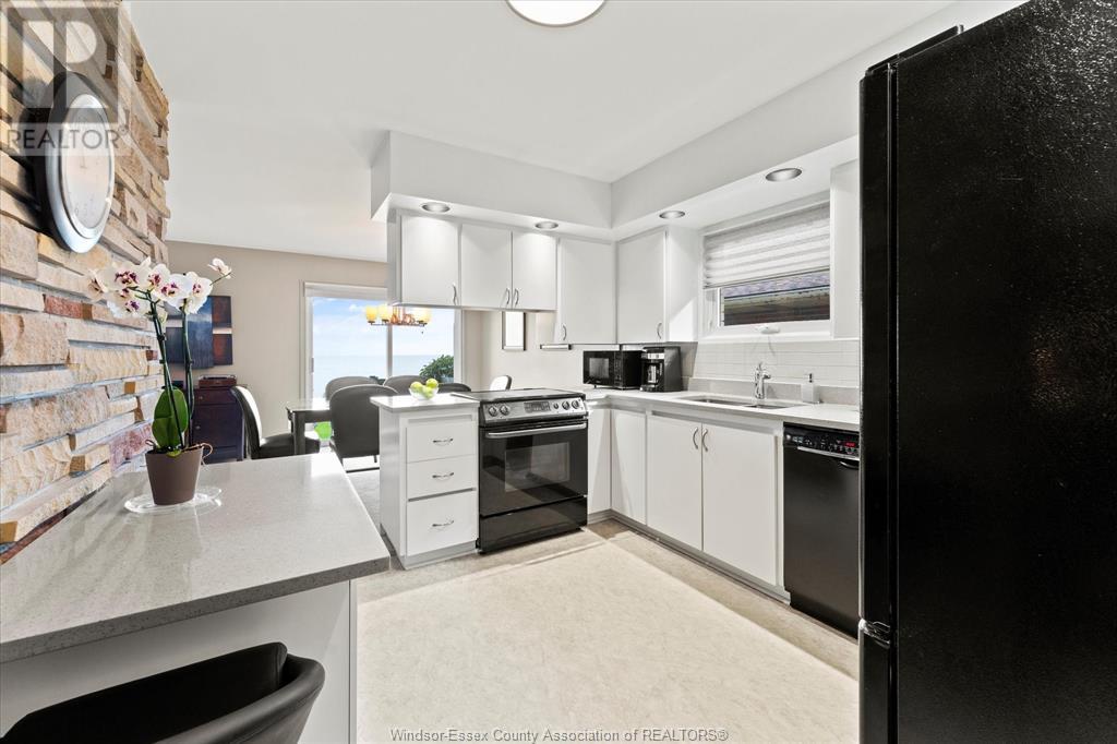 Photo 9 of 696 Old Tecumseh Road, Lakeshore ON