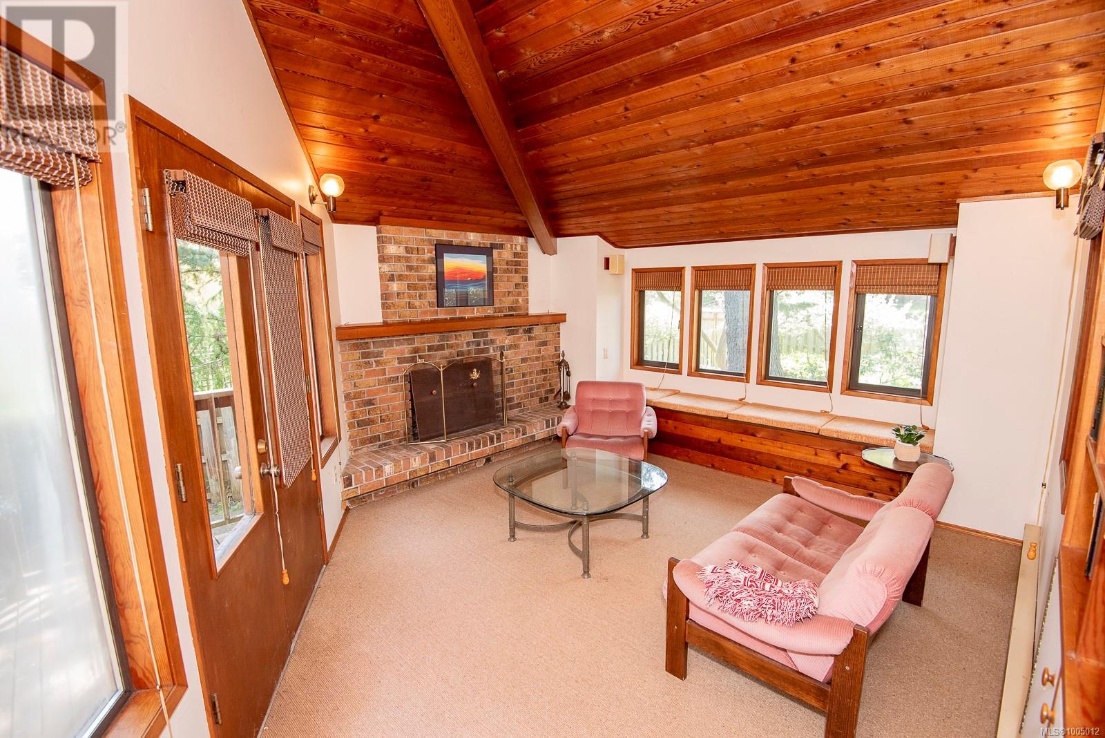 Photo 15 of 937 Pemberton Rd, Victoria BC