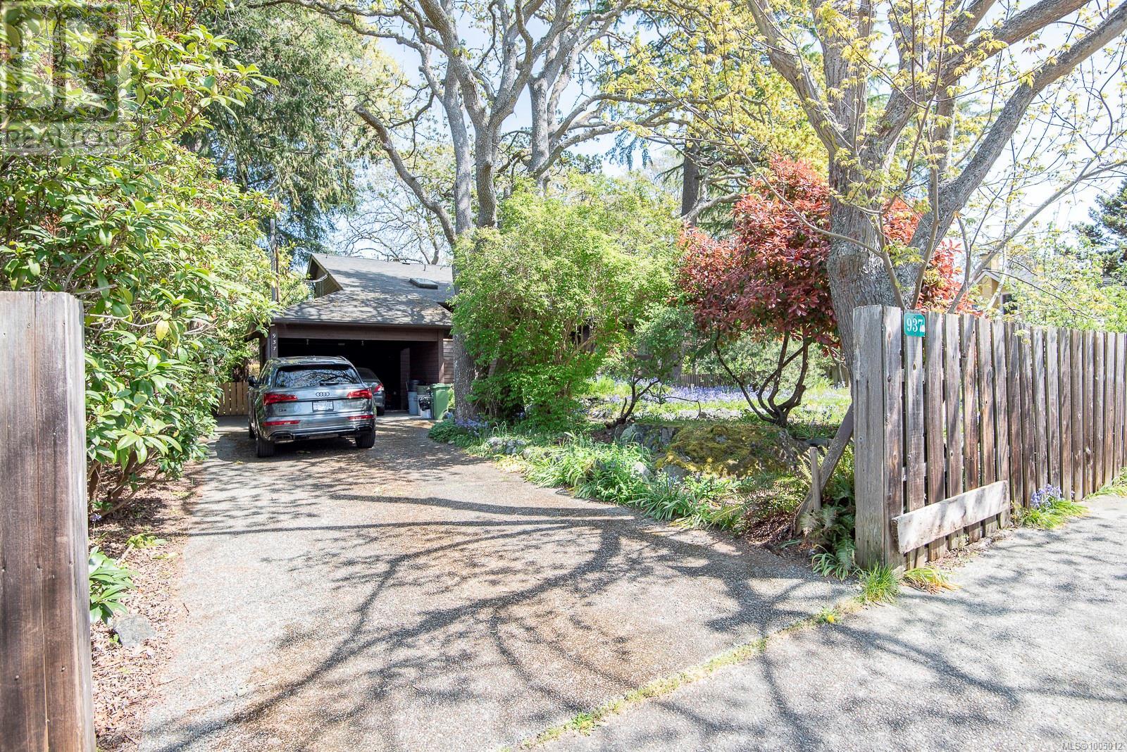 Photo 2 of 937 Pemberton Rd, Victoria BC