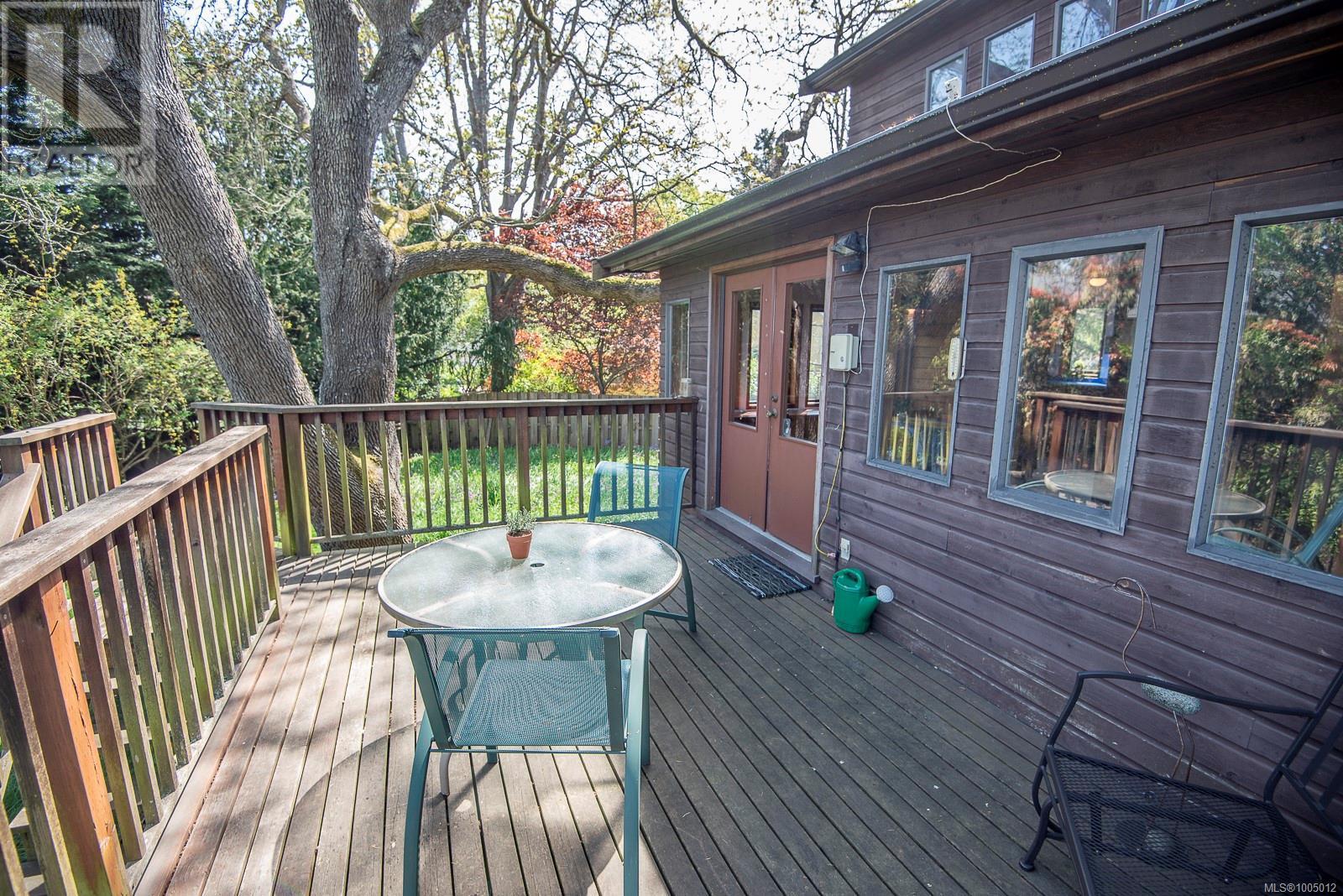 Photo 10 of 937 Pemberton Rd, Victoria BC