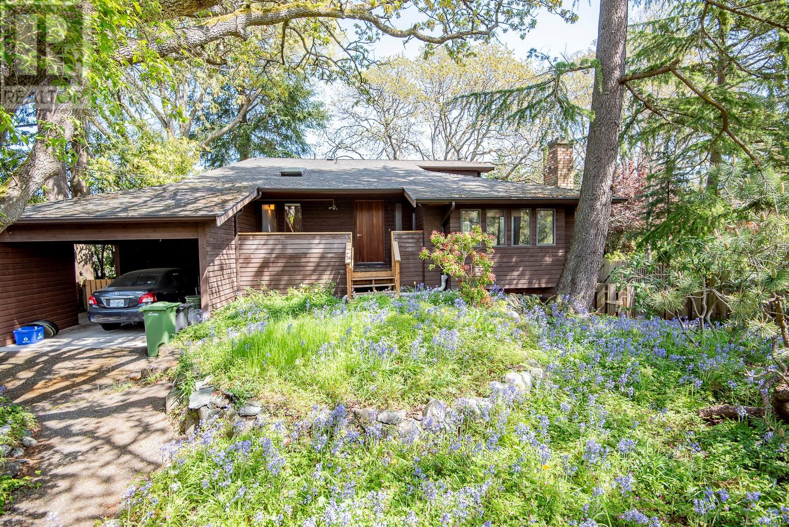 Photo 3 of 937 Pemberton Rd, Victoria BC