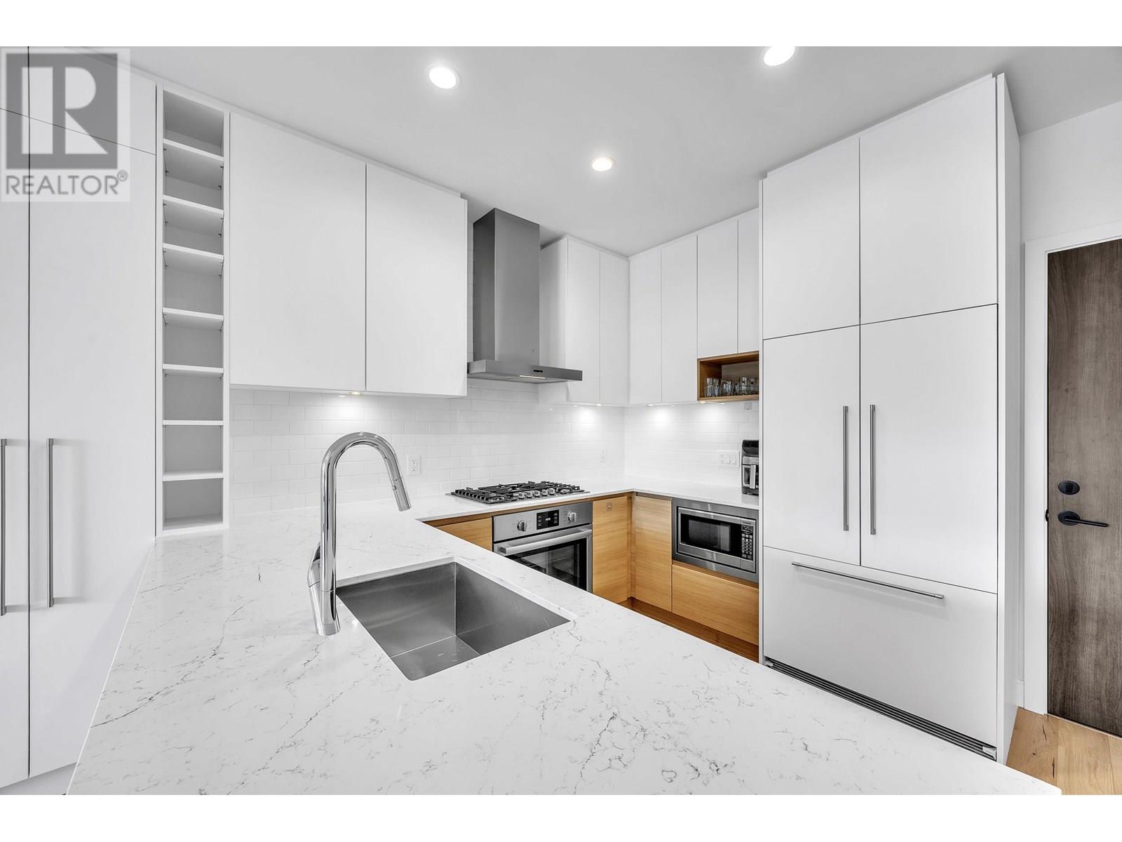 Photo 2 of 626 55 Klahanie Drive, Port Moody BC