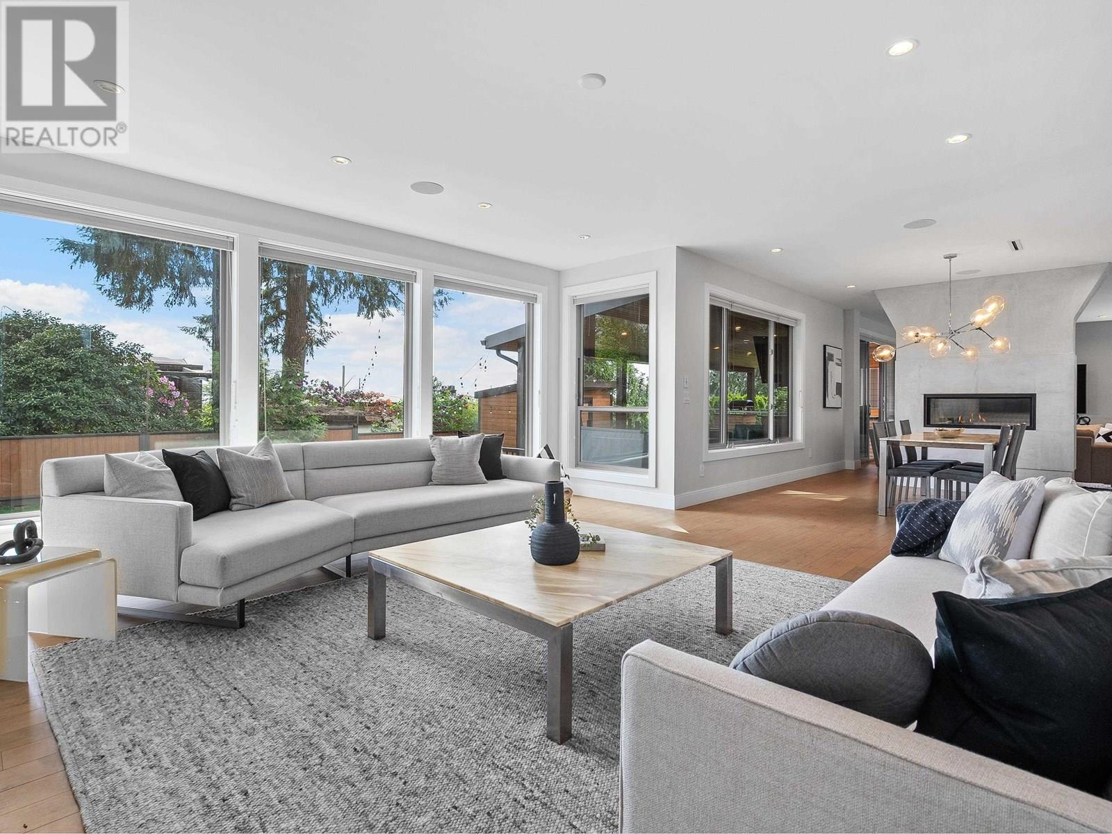Photo 4 of 503 Crestwood Avenue, North Vancouver BC