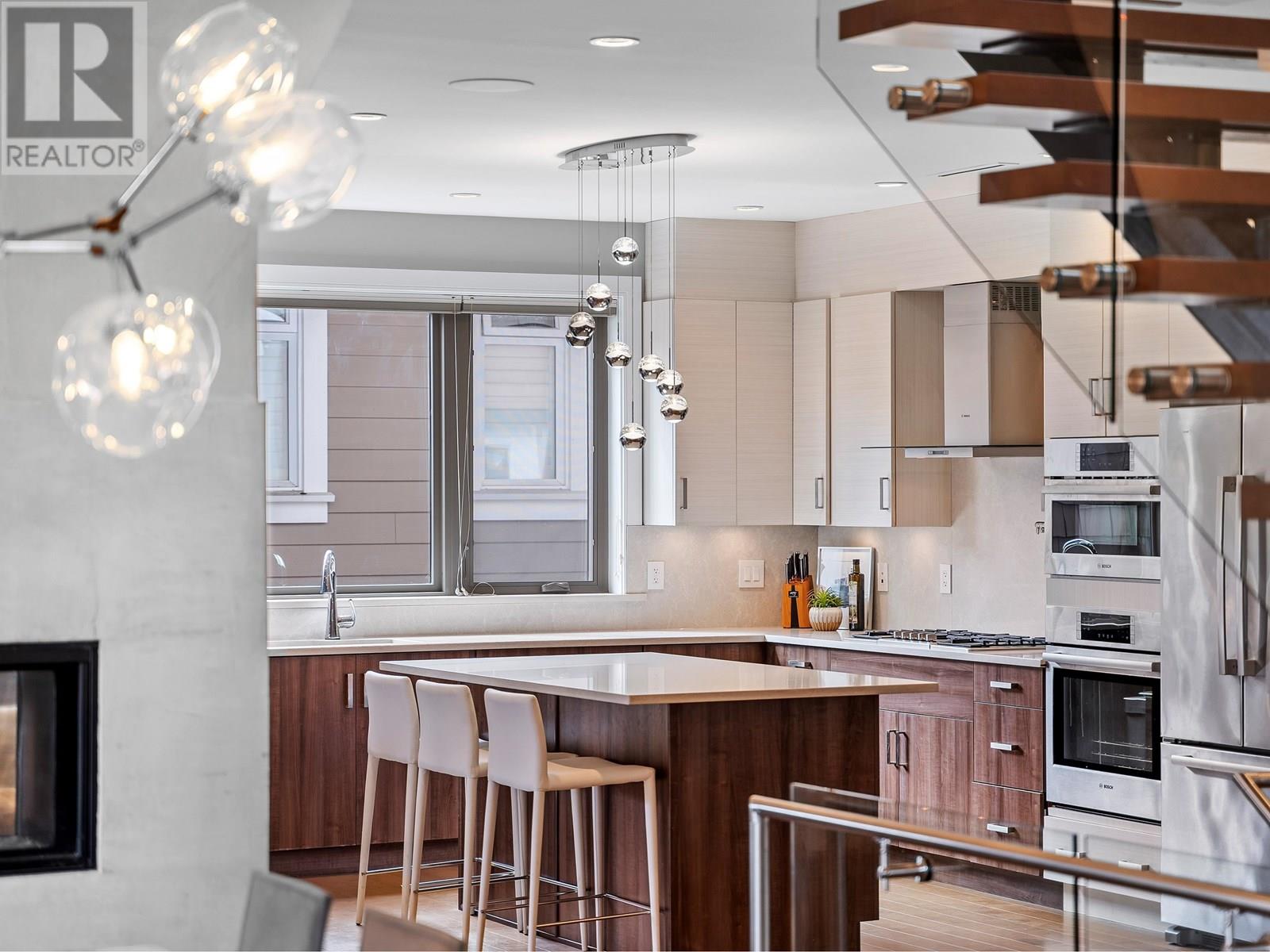 Photo 7 of 503 Crestwood Avenue, North Vancouver BC