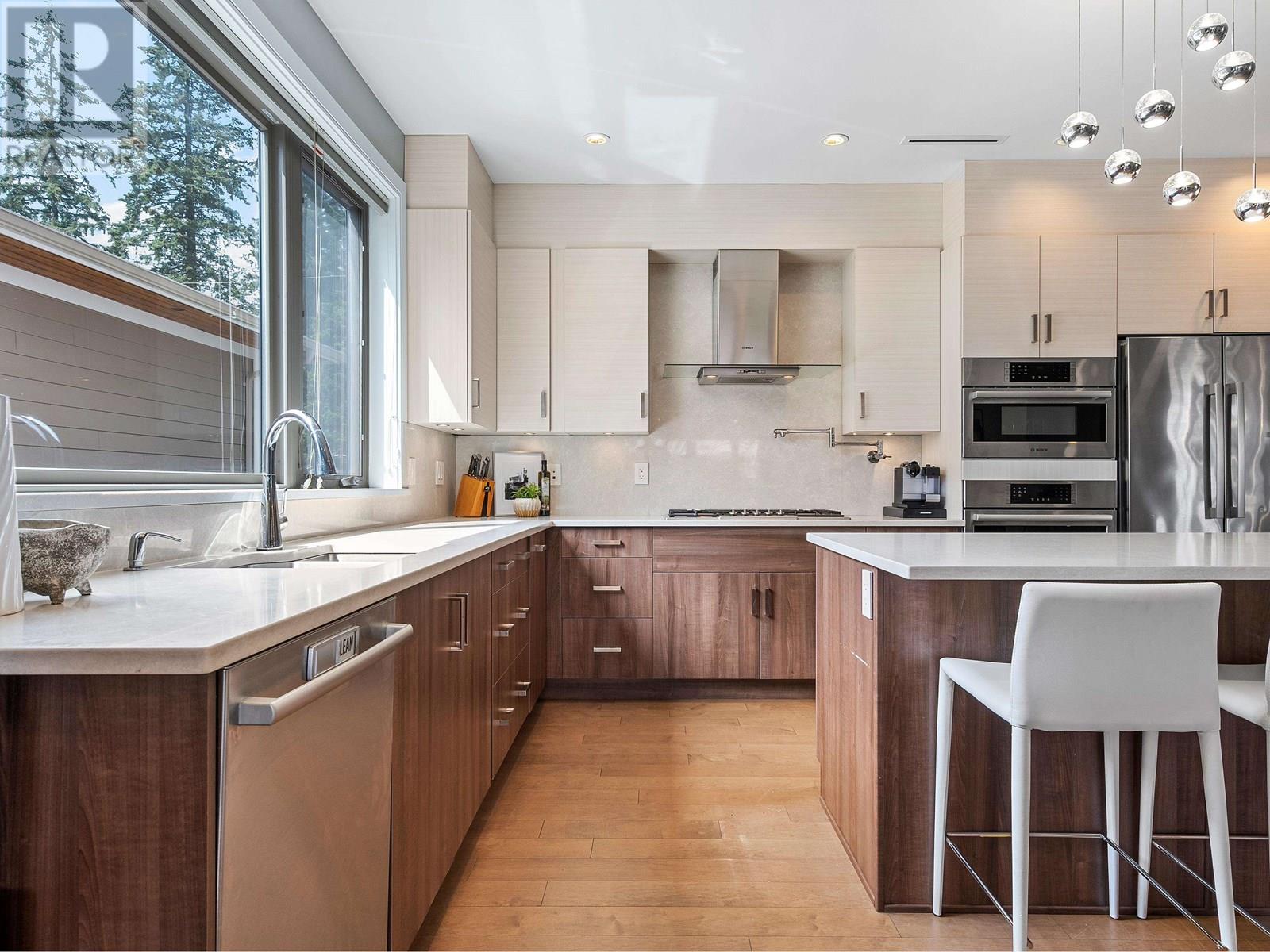 Photo 8 of 503 Crestwood Avenue, North Vancouver BC