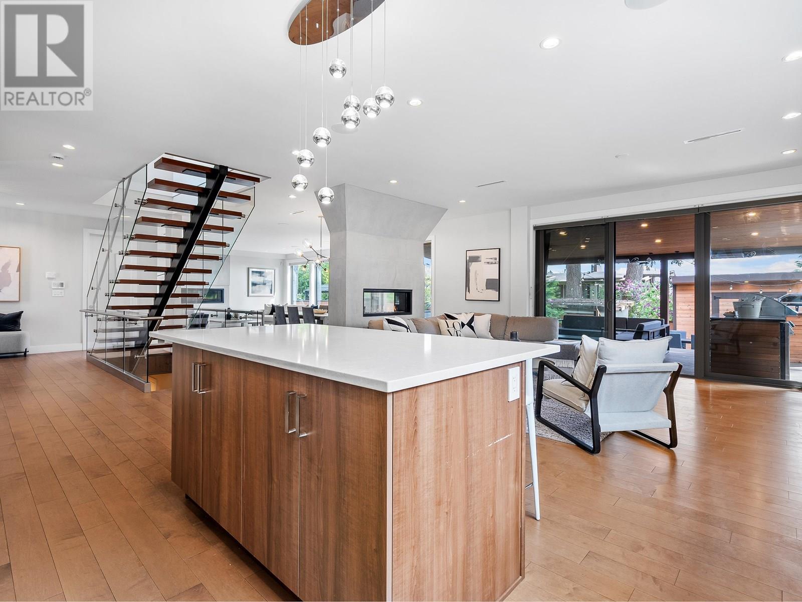Photo 9 of 503 Crestwood Avenue, North Vancouver BC