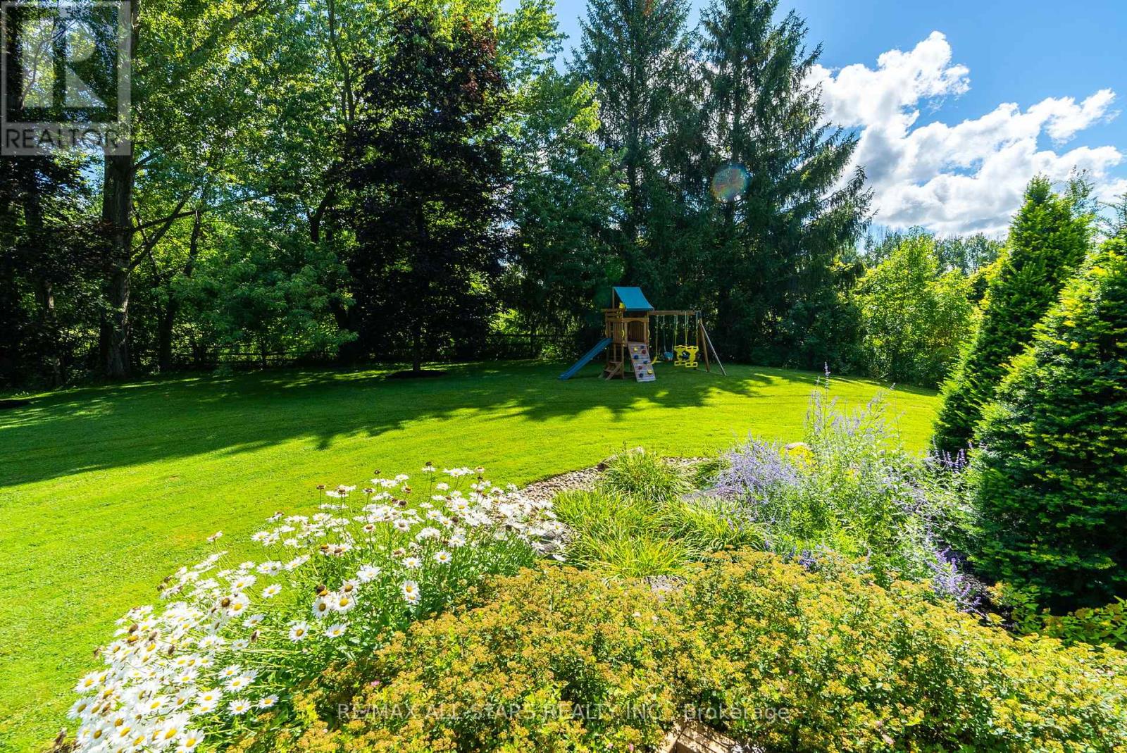 Photo 18 of 523 Davis Drive, Uxbridge ON