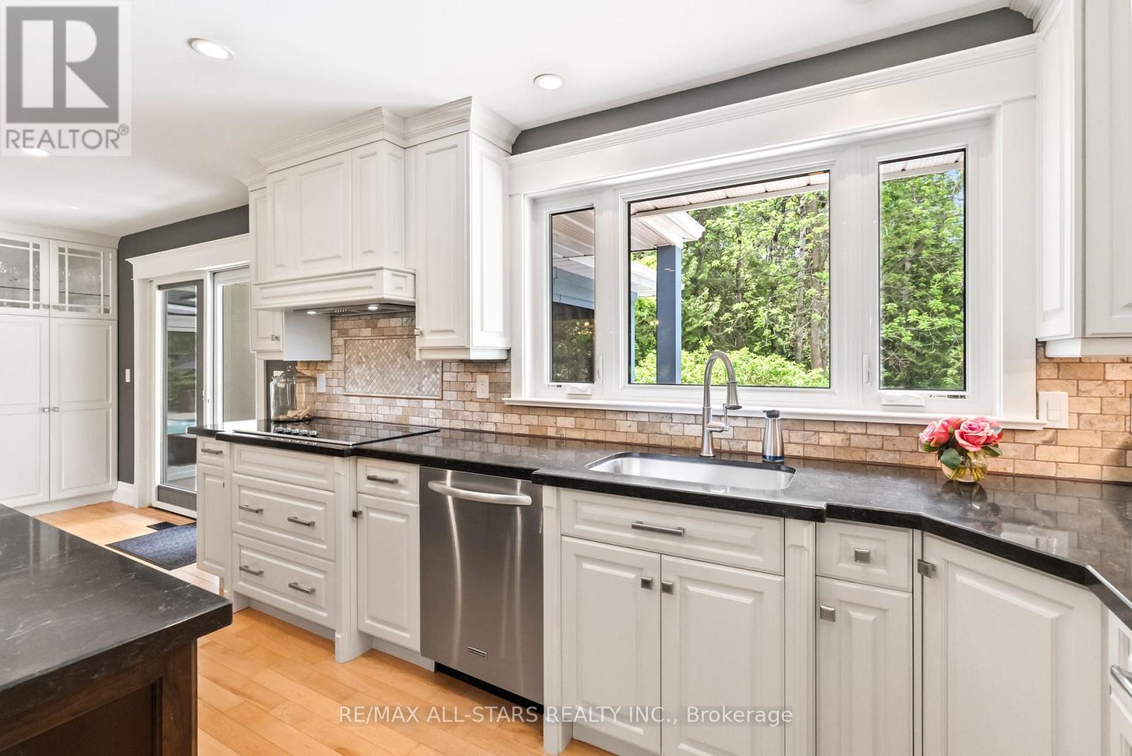 Photo 31 of 523 Davis Drive, Uxbridge ON