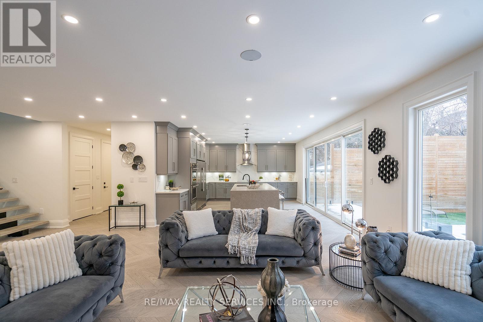 Photo 31 of 3 Bonnyview Drive, Toronto ON