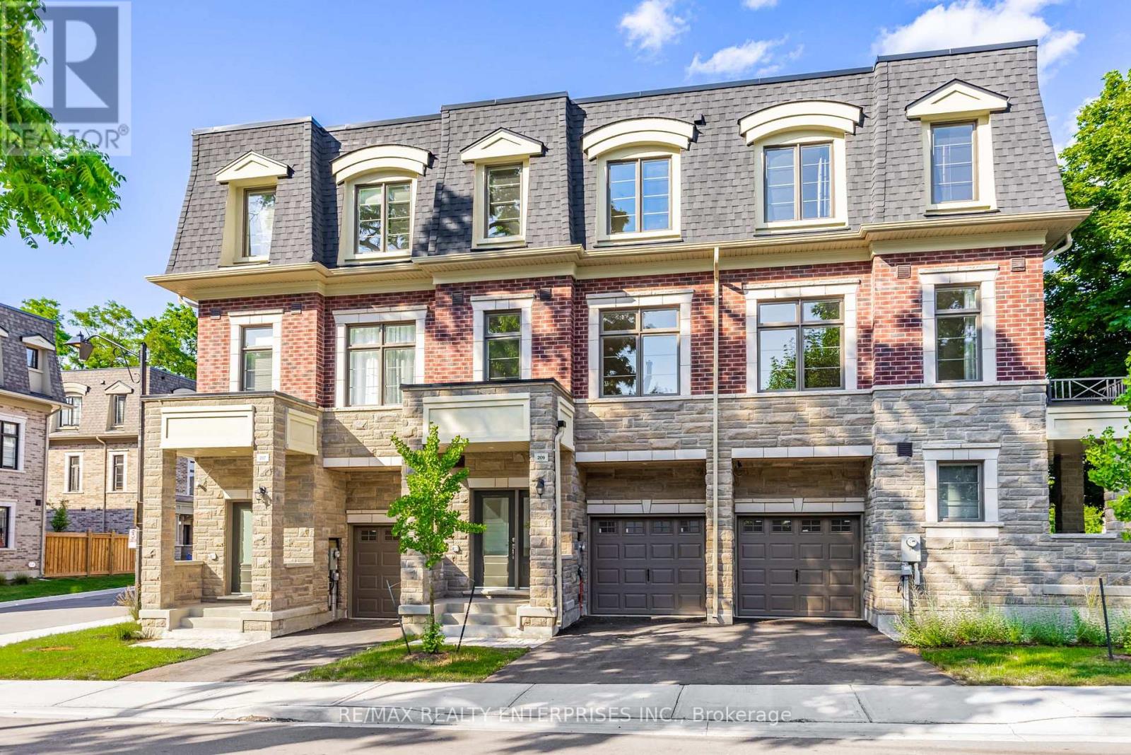 Photo 3 of 209 Wyndham Street, Mississauga ON