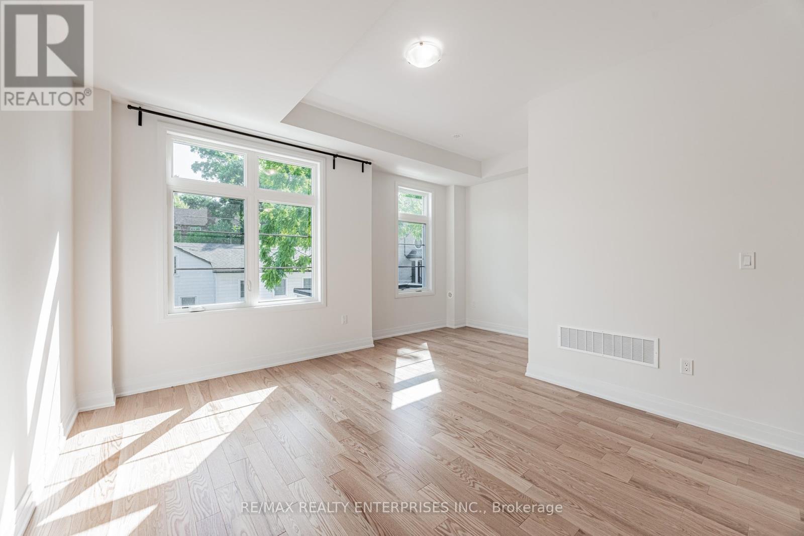 Photo 10 of 209 Wyndham Street, Mississauga ON